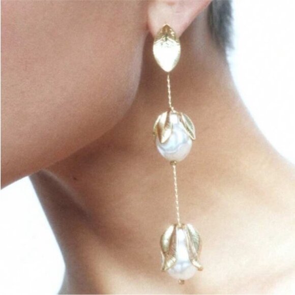 New! Anthropologie Petite Moments Gold Flower Petal Drop Earrings (1048) NWOT - Picture 2 of 3